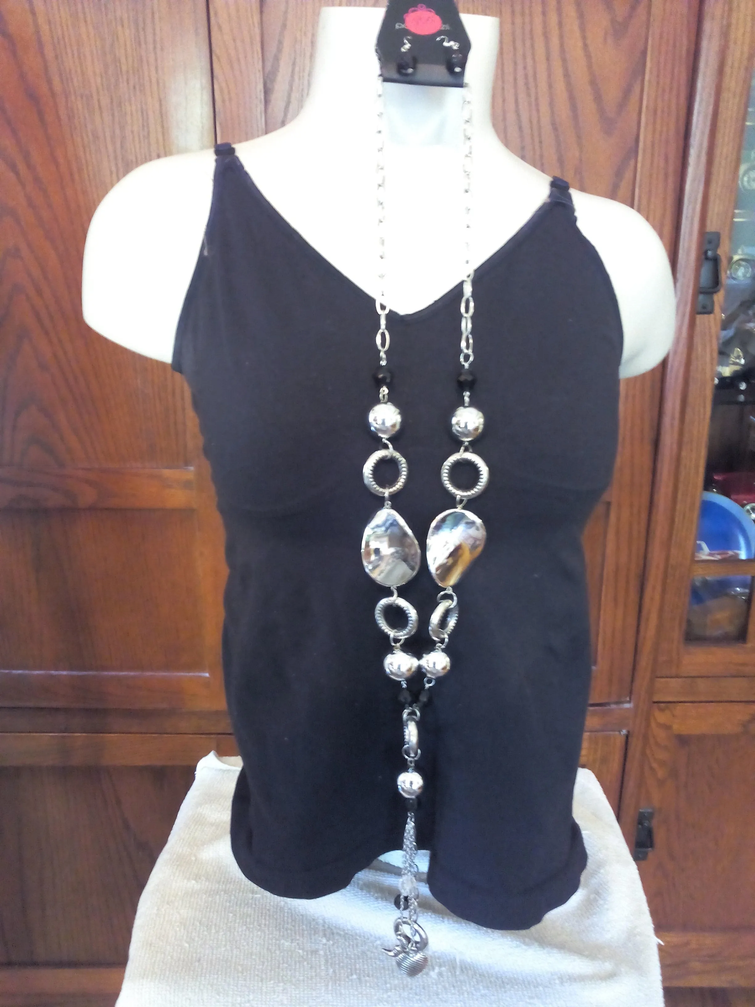 Silver Diamond Mesh Ribbon Handcrafted Ladies T-Shirt with Black & White Scarf plus Necklace, Earrings & Bracelet Set