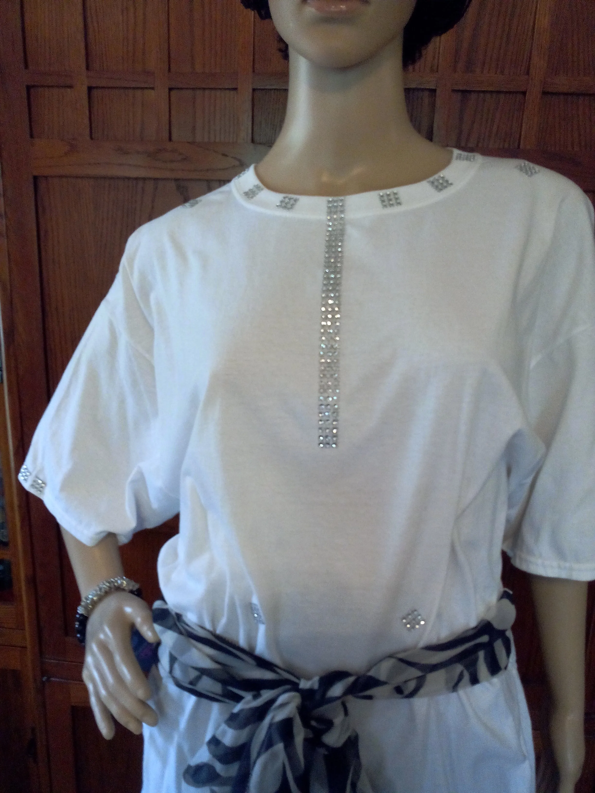 Silver Diamond Mesh Ribbon Handcrafted Ladies T-Shirt with Black & White Scarf plus Necklace, Earrings & Bracelet Set