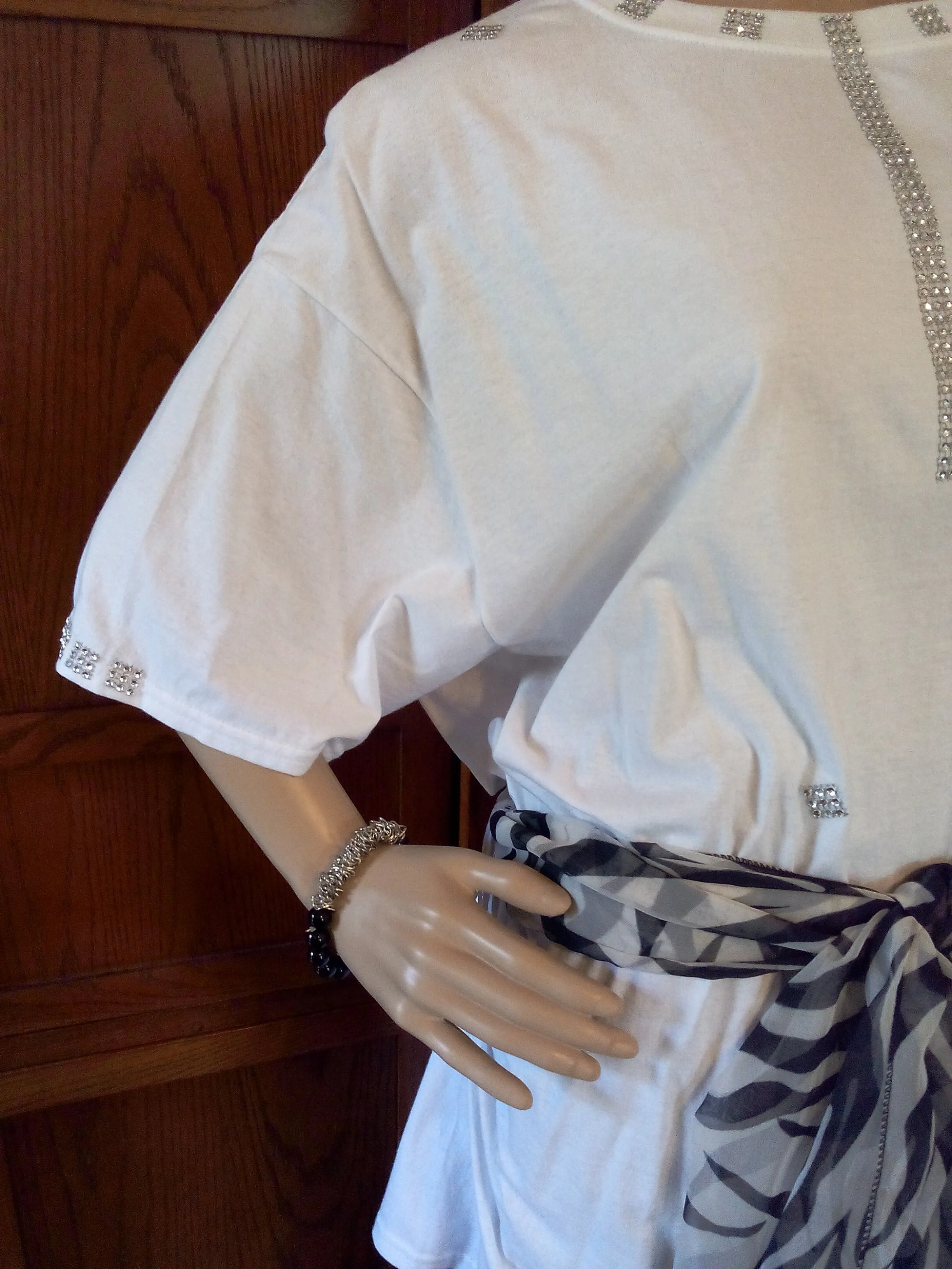 Silver Diamond Mesh Ribbon Handcrafted Ladies T-Shirt with Black & White Scarf plus Necklace, Earrings & Bracelet Set
