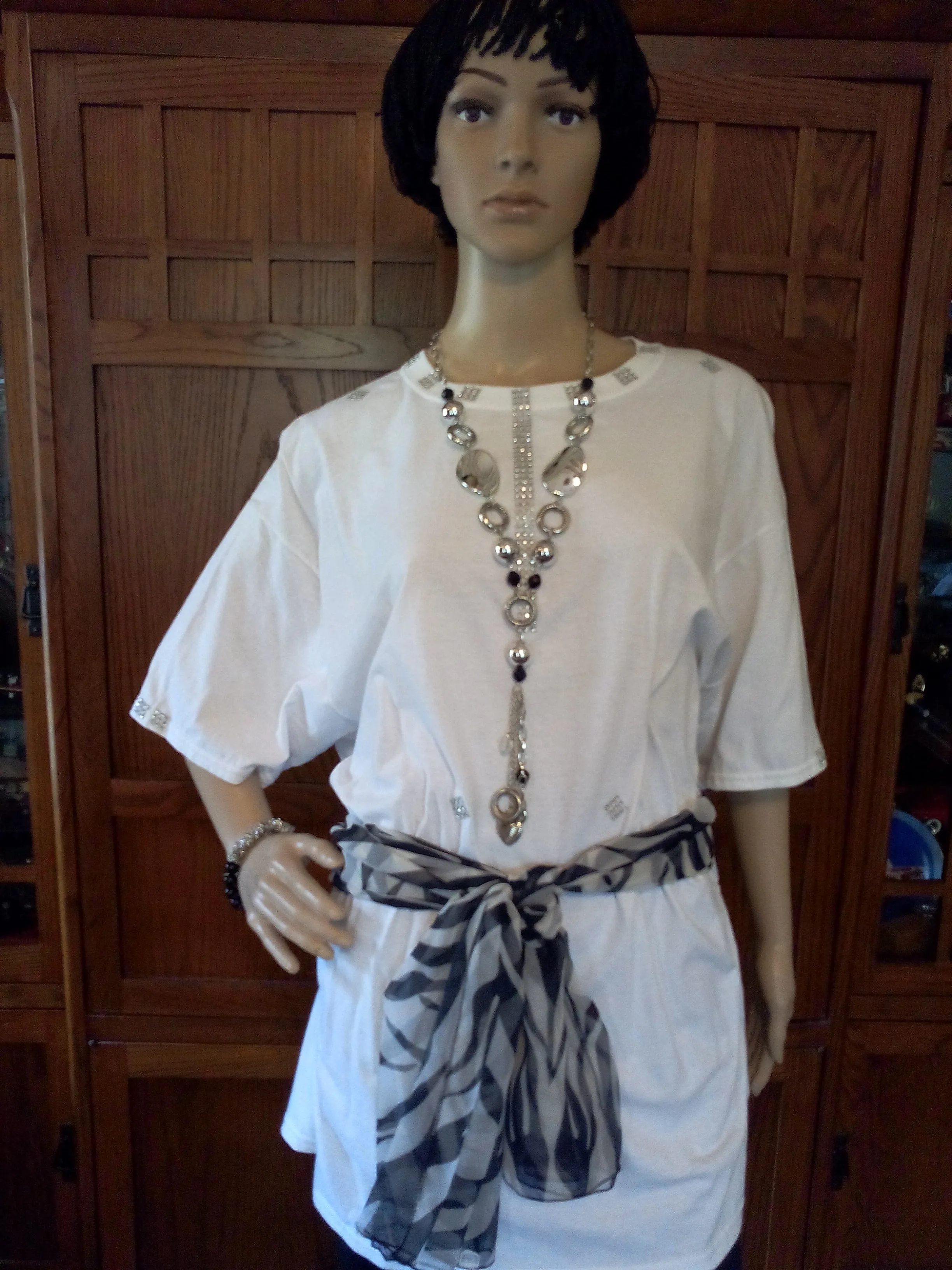 Silver Diamond Mesh Ribbon Handcrafted Ladies T-Shirt with Black & White Scarf plus Necklace, Earrings & Bracelet Set