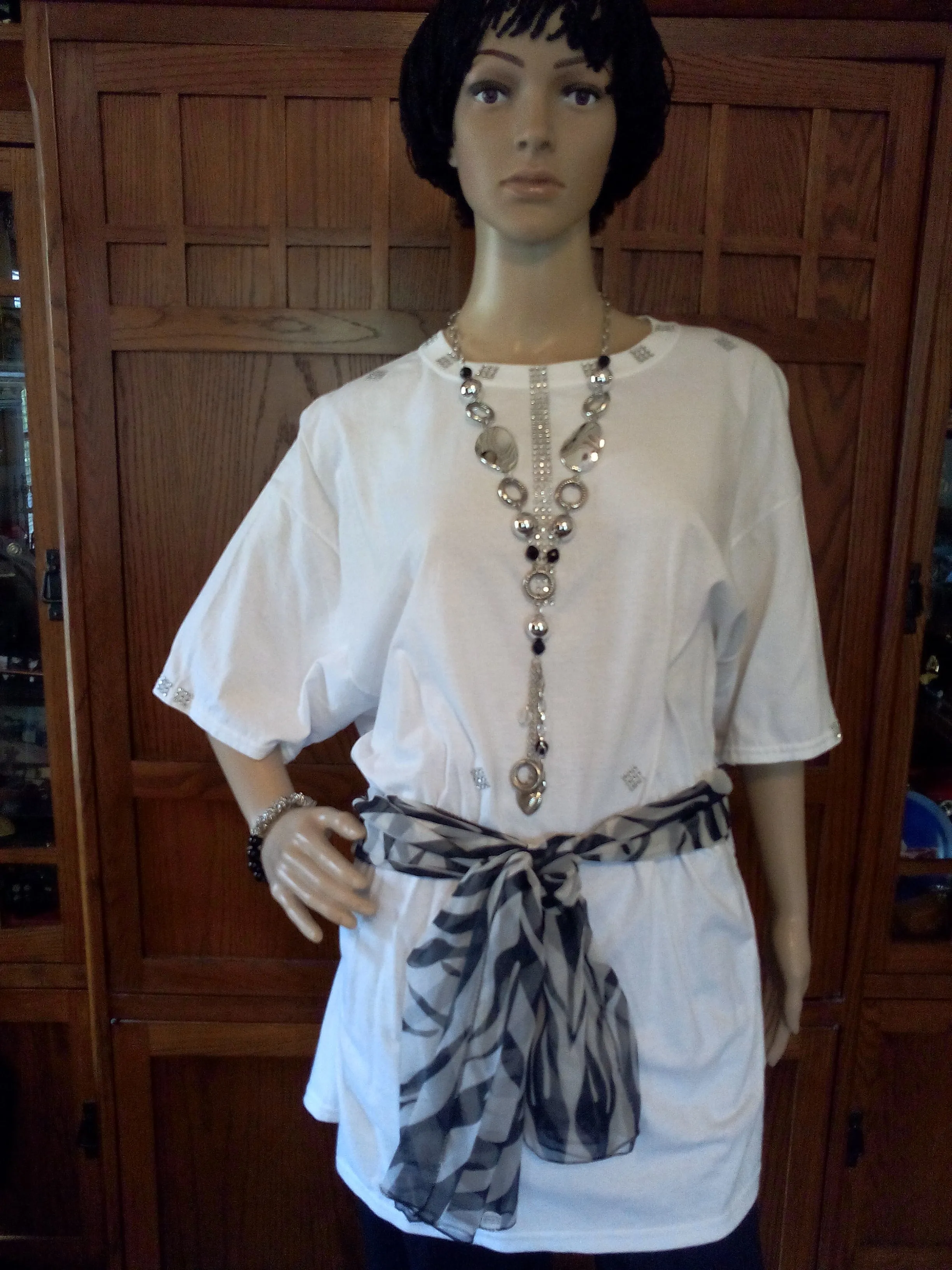 Silver Diamond Mesh Ribbon Handcrafted Ladies T-Shirt with Black & White Scarf plus Necklace, Earrings & Bracelet Set