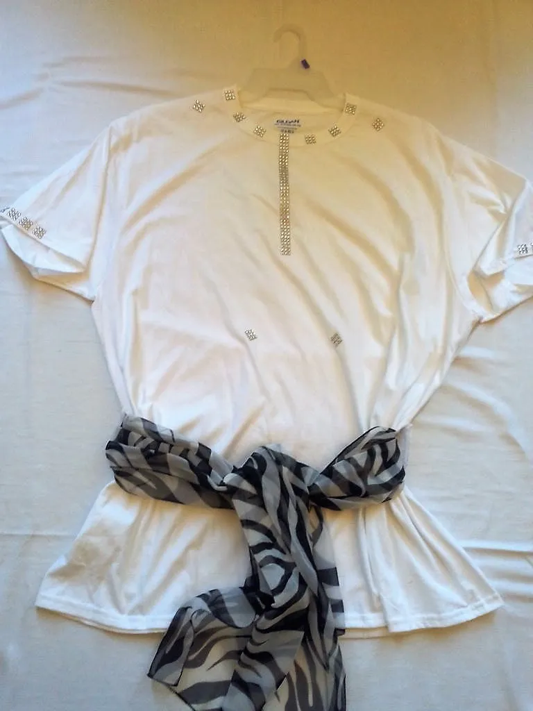 Silver Diamond Mesh Ribbon Handcrafted Ladies T-Shirt with Black & White Scarf plus Necklace, Earrings & Bracelet Set