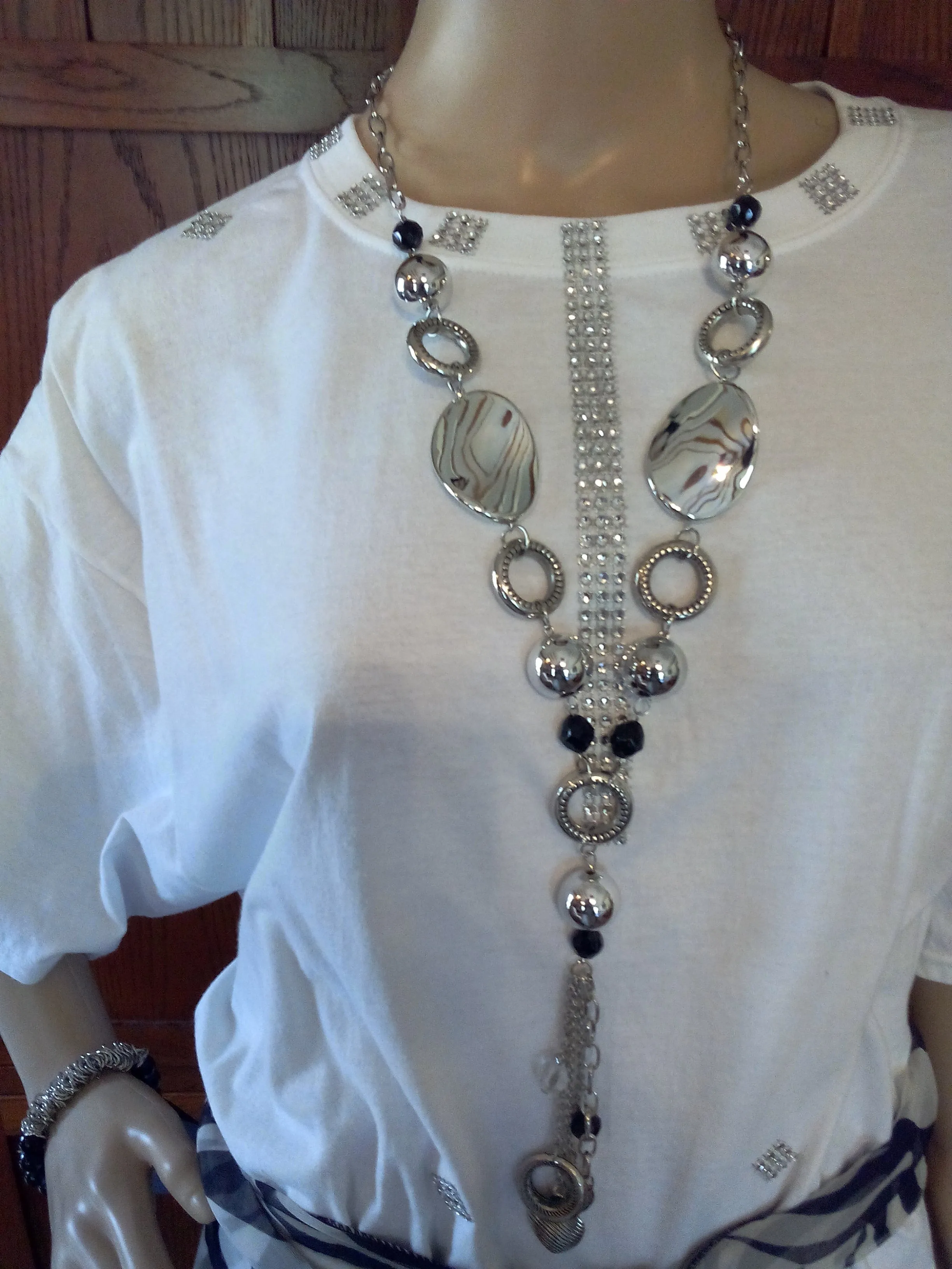 Silver Diamond Mesh Ribbon Handcrafted Ladies T-Shirt with Black & White Scarf plus Necklace, Earrings & Bracelet Set