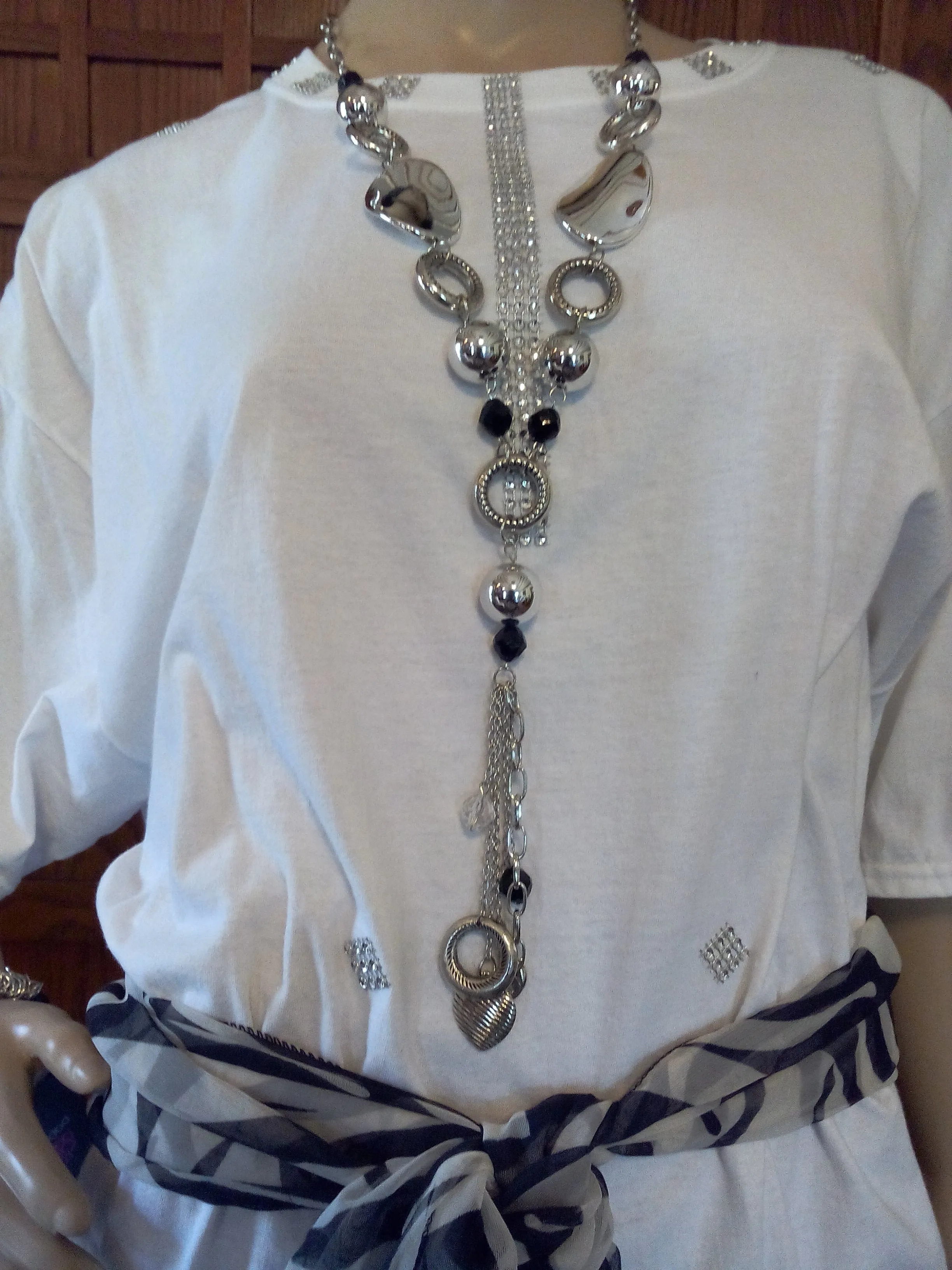 Silver Diamond Mesh Ribbon Handcrafted Ladies T-Shirt with Black & White Scarf plus Necklace, Earrings & Bracelet Set